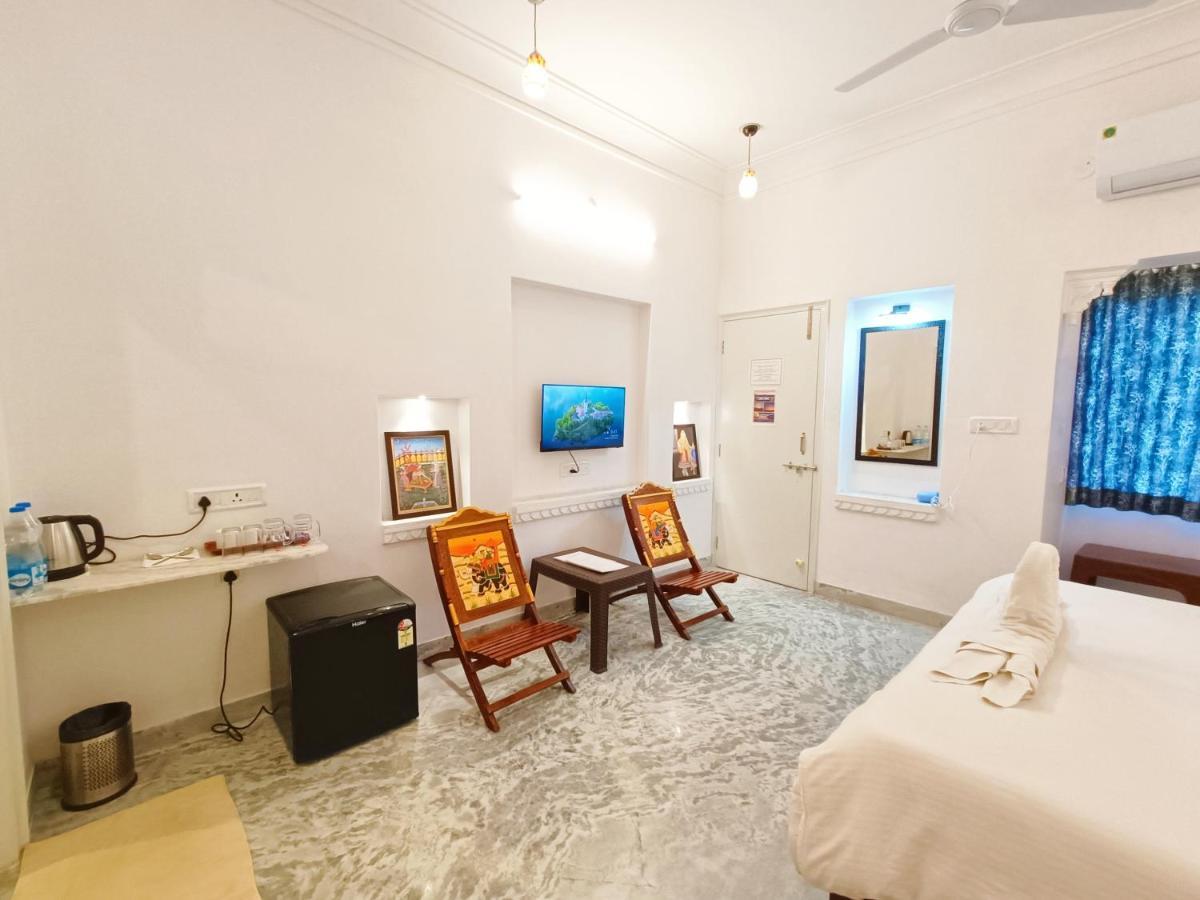 Готель Prakash Ji'S Haveli -Luxurious Lakeside Retreat- Удайпур Екстер'єр фото