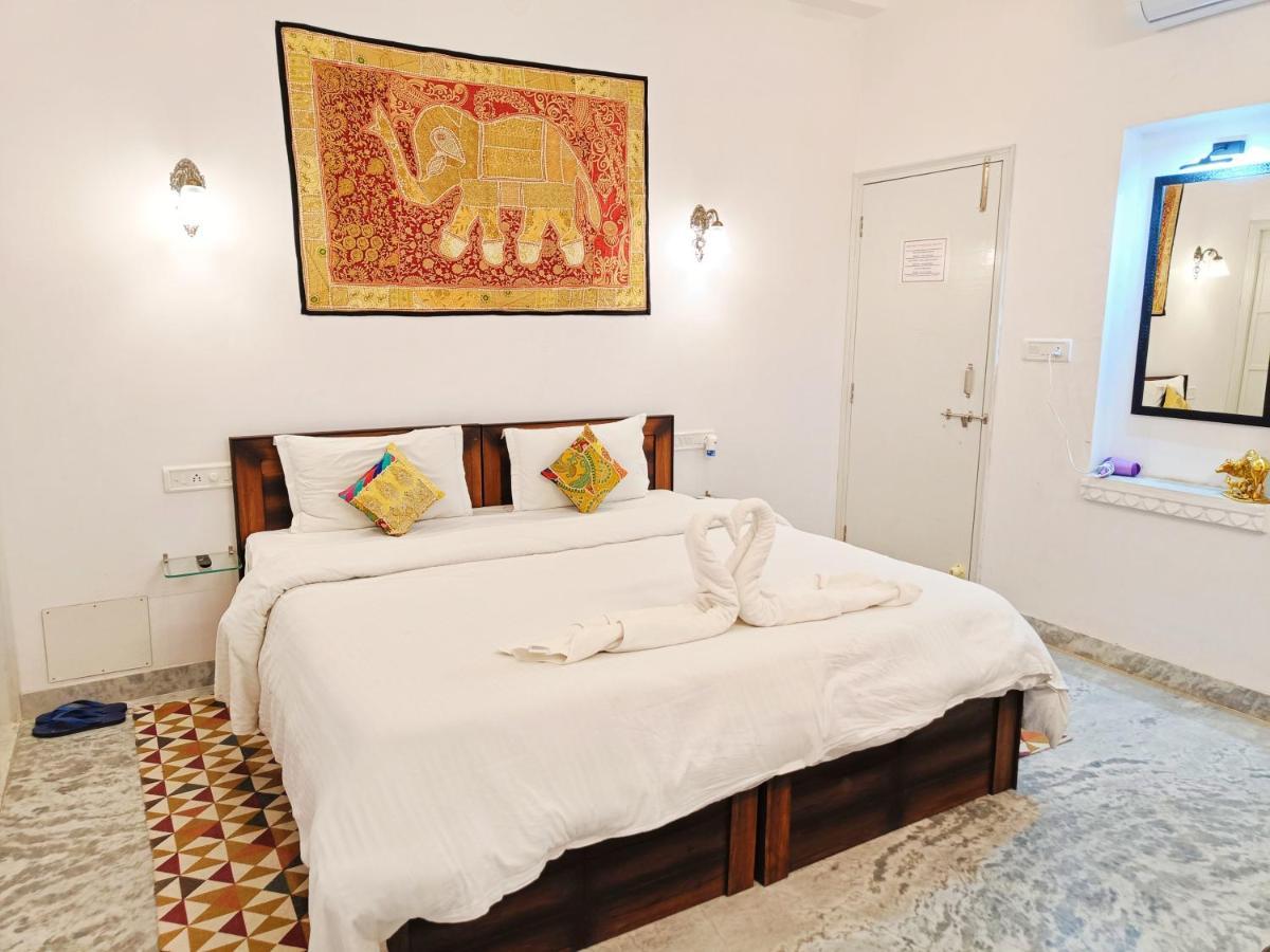 Готель Prakash Ji'S Haveli -Luxurious Lakeside Retreat- Удайпур Екстер'єр фото